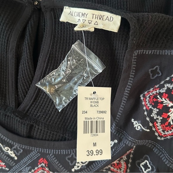 ALCHEMY THREAD Floral Embroidered Waffle Knit Tunic Top Size Medium NWT Casual - Picture 6 of 10